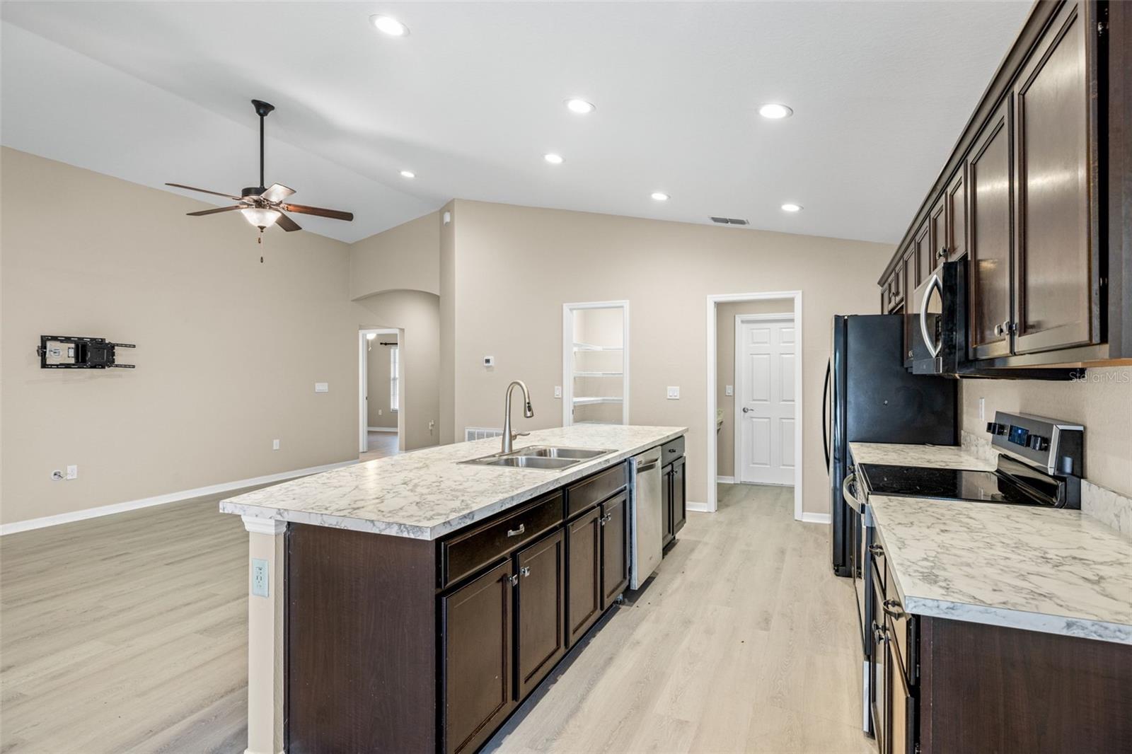 TOWNE PARK ESTATES - Residential Lease