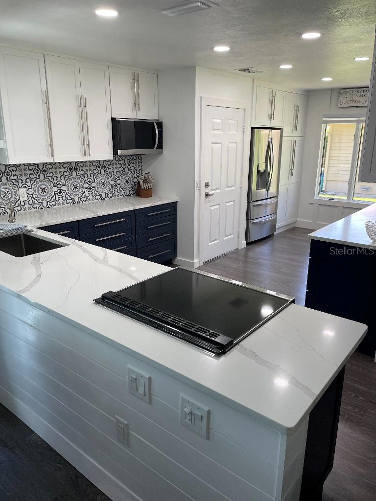 1005 LAKE AVOCA PLACE
