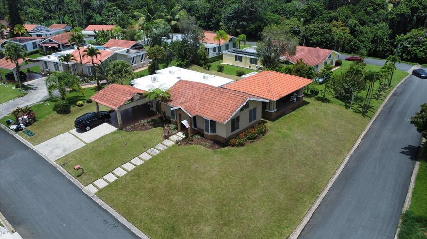 Impressive corner residence in the exclusive community of Sabanera de Cidra. This property features 3 spacious bedrooms, 3 full bathrooms, a living room, modern kitchen, dining area, family room, double carport, and a spectacular terrace perfect for enjoying the outdoors. Situated on a 1,400 m² lot, it offers privacy and ample space in a dreamlike setting.
The community offers recreational amenities such as a swimming pool, gazebo, walking trails, gym, clubhouse, basketball courts, volleyball court, and tennis courts. Conveniently located near main roads PR-172, gas stations, pharmacies, and other points of interest.