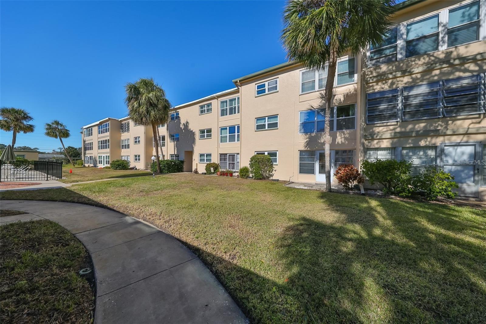 SEMINOLE SQUARE APTS - Residential