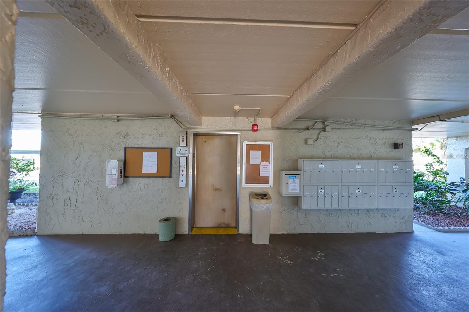 SEMINOLE SQUARE APTS - Residential