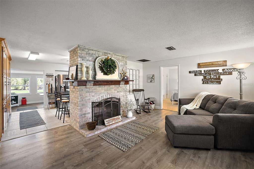 Photo of 10303 SE Sunset Harbor Road, Summerfield, FL 34491 (MLS # G5115470)