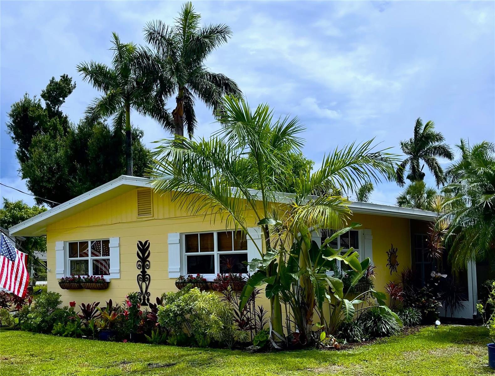 BEING SOLD FOR LAND VALUE ONLY. SEE SURVEY ATTACHED, HOUSE WAS FLOODED LAST YEAR. EXCELLENT LOCATION IN THE HISTORIC DISTRICT. BUILD YOUR NEW HOME, AN ELEVATED HOUSE WITH GARAGE UNDER WOULD BE GREAT! Walk to restaurants or Fisherman's village. Bike paths close by. 1 block from Gilchrist Park. This property is an ideal spot to create your tropical paradise. Easy access to downtown Punta Gorda for dining, shopping, and entertainment, easy access to the Harborwalk, and local marinas. Water and Sewer available.
EXCELLENT LOCATION. (PLEASE DO NOT ENTER THE HOUSE)
LOT IN PROCESS O LOT SPLIT AND WILL BE SUBDIVIDED; adjacent lot is available as well should you want an oversized lot with entry from either Trabue Alley or Chasteen.