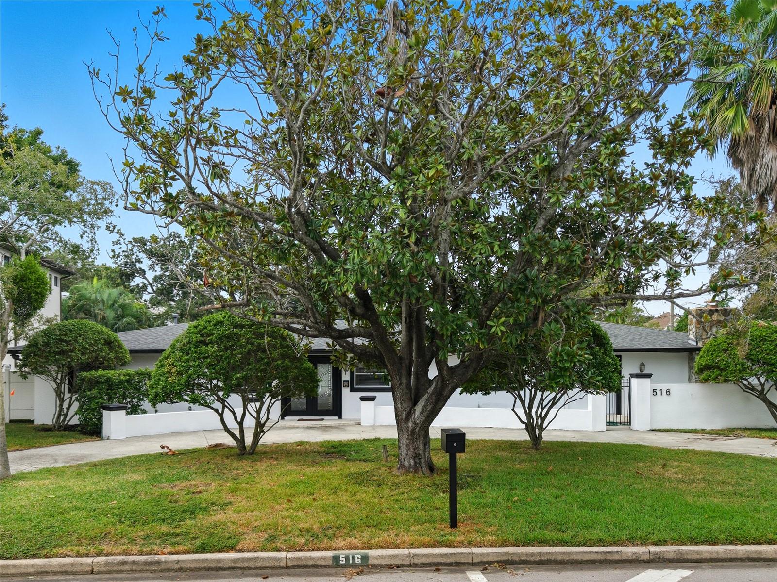 516 W DAVIS BOULEVARD