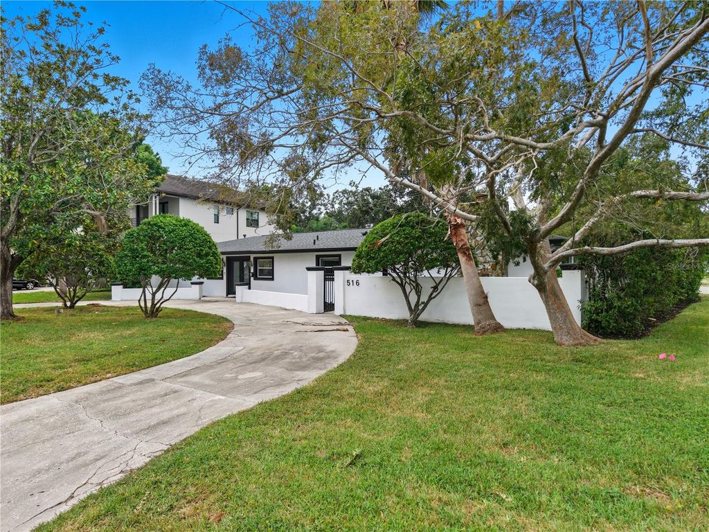 Photo of 516 W Davis Boulevard, Tampa, FL 33606 (MLS # TB8477354)