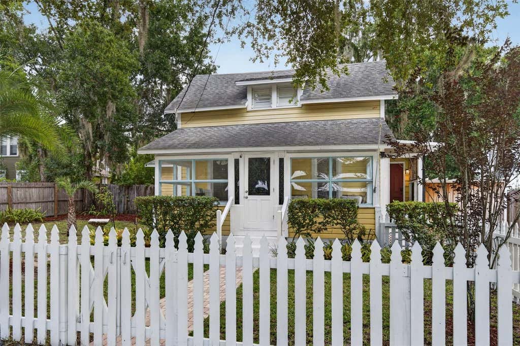 Photo of 834 N Alexander Street, Mount Dora, FL 32757 (MLS # O6433904)