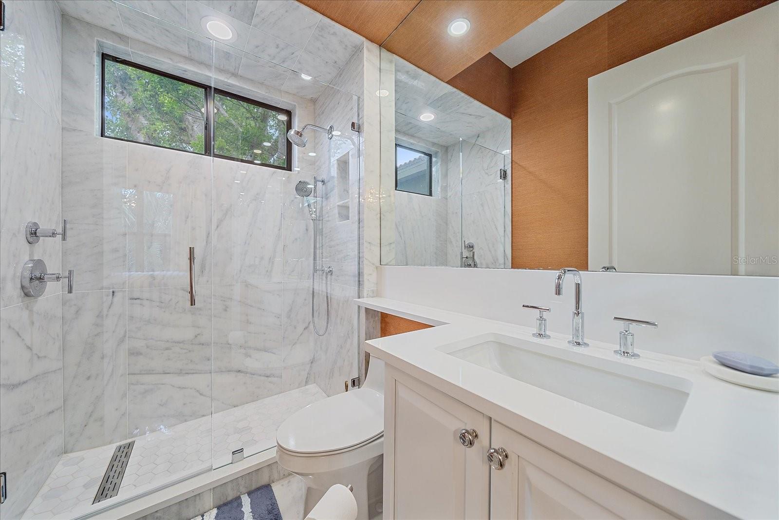 PARADISE SHORES - Residential