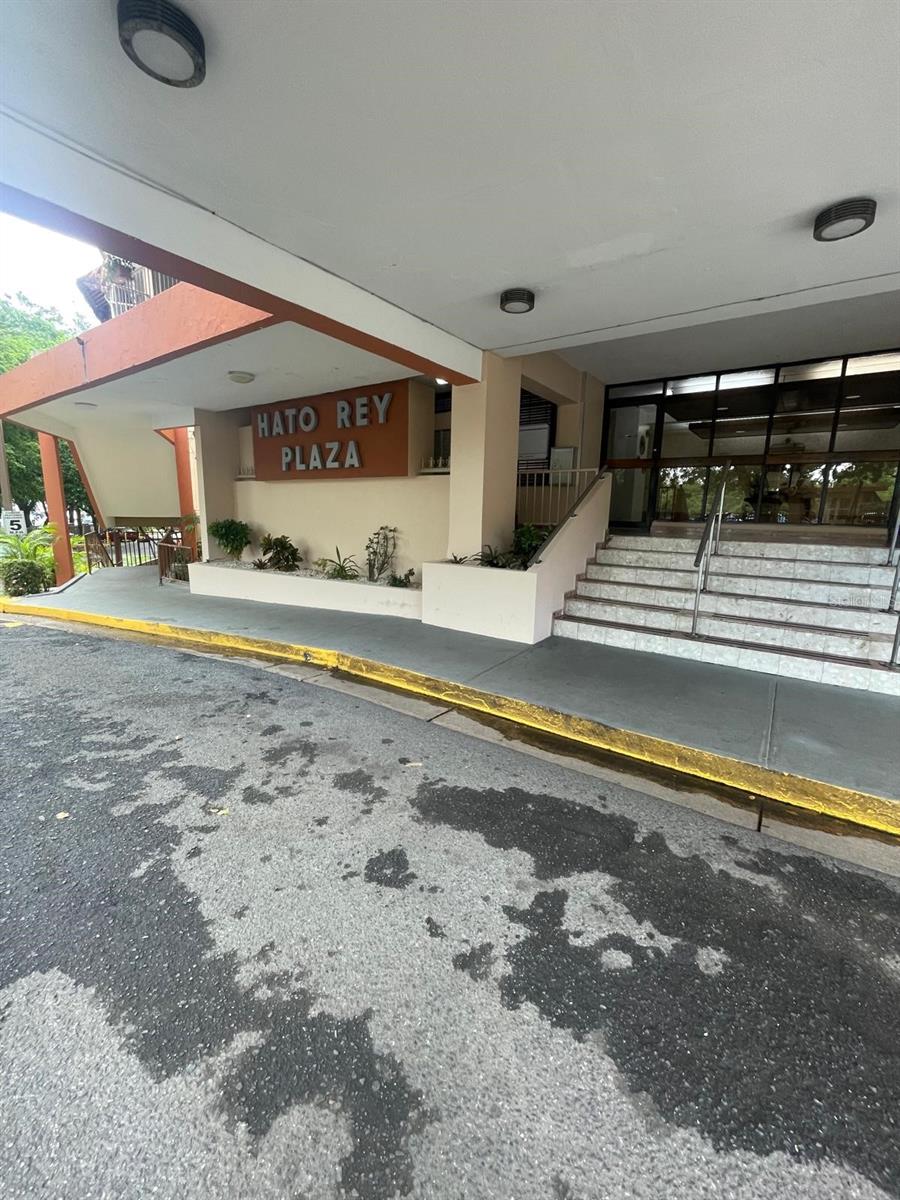 Excellent office space in Hato Rey Plaza.
Ideal for those seeking a comfortable and professional space to provide their services and serve their patients or clients, whether it's a medical office, law office, public relations office, accounting, consulting office, beauty salon, esthetician, professional services or more.
In a central and strategic area, with easy access to Jesús T. Piñeiro Avenue and Muñoz Rivera Avenue. Close to the University of Puerto Rico, banks, restaurants and supermarkets.
Steps away from Auxilio Mutuo Hospital, the new Veterans Hospital, the San Juan Courthouse, and the Golden Mile.
On the first floor, no elevators and no stairs, with a separate and individual entrance, the office has and an internal layout of a reception area, waiting area, conference room, kitchen, private bathroom, filing area, and four private spaces within the office.
It also has 24-hour security, central air conditioning, and 4 parking spaces for exclusive use in front of the premises, with the possibility of additional parking spaces. Don't miss this opportunity!
