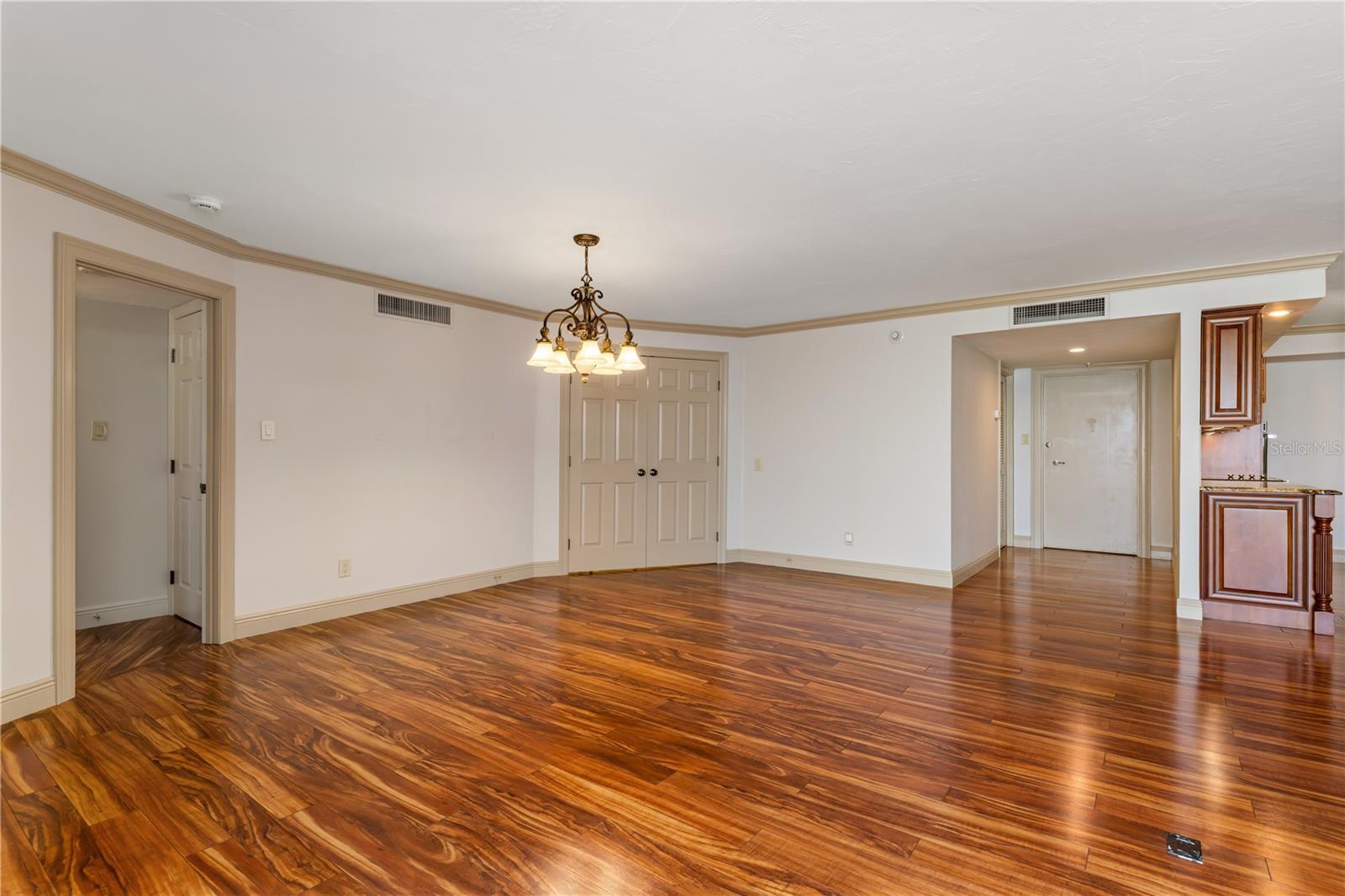 REGENCY HOUSE - Residential
