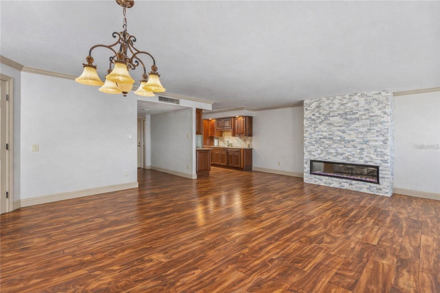 REGENCY HOUSE - Residential