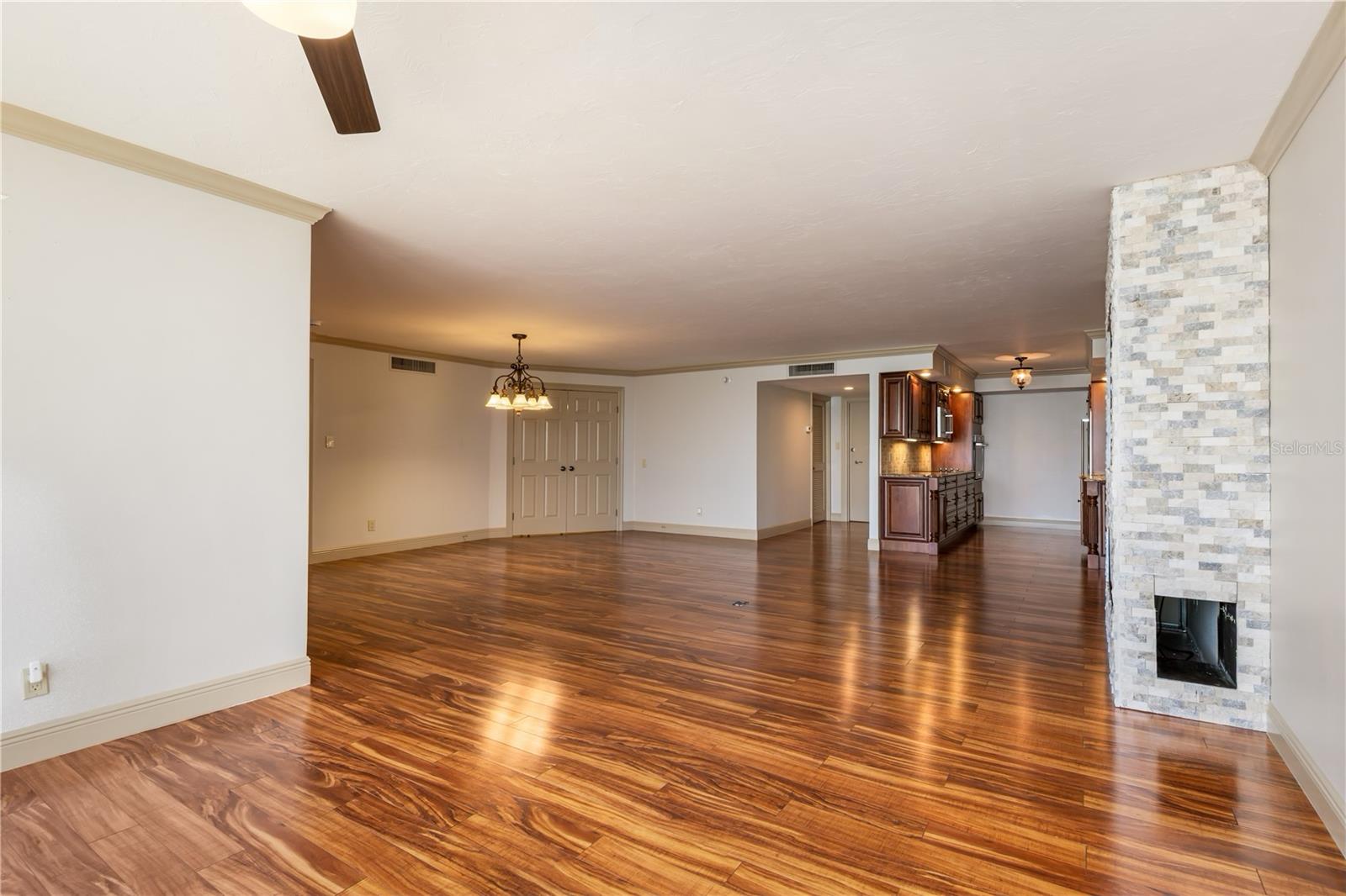 REGENCY HOUSE - Residential
