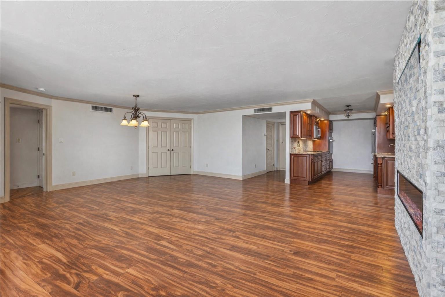 REGENCY HOUSE - Residential