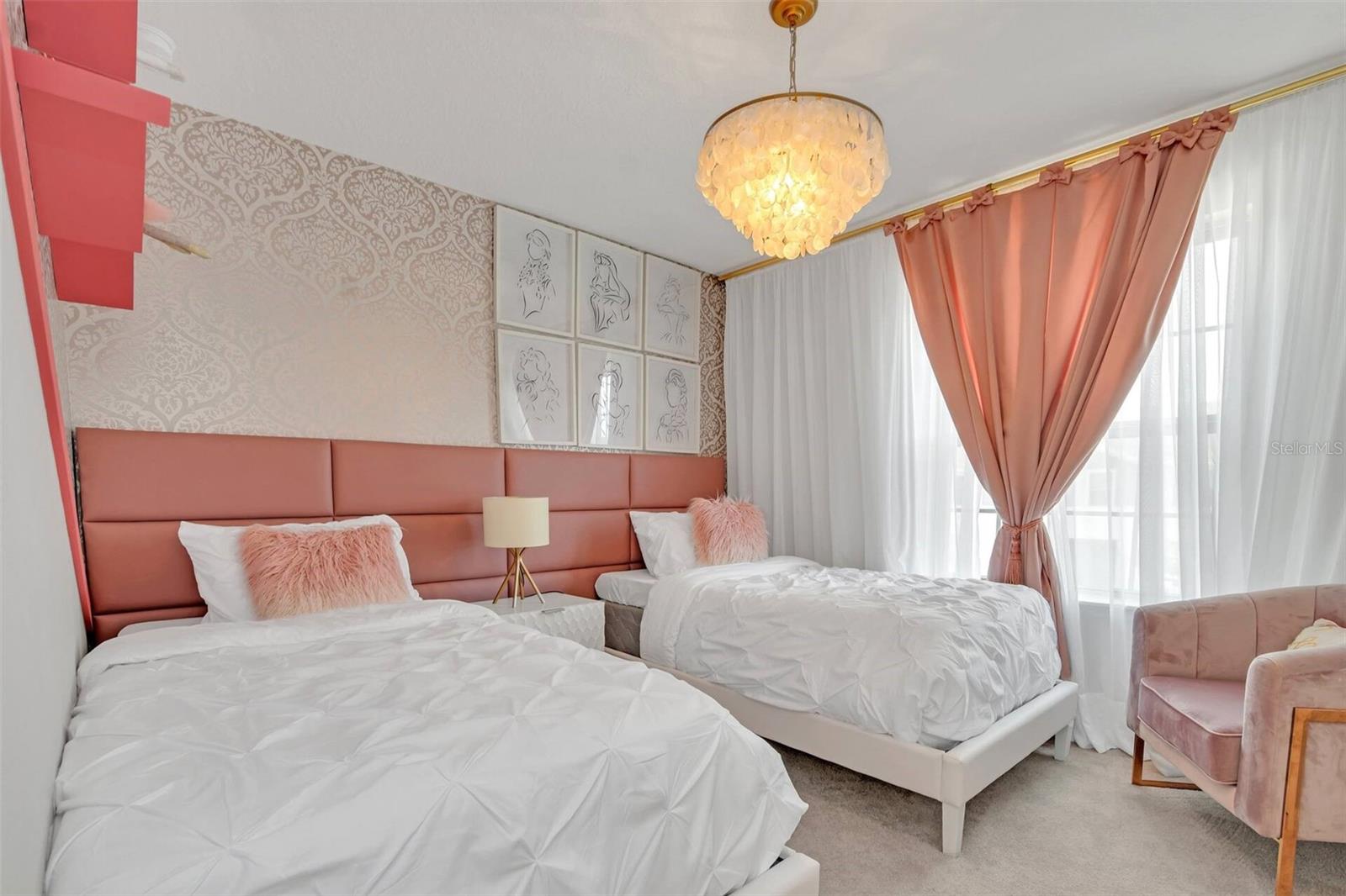 WINDSOR AT WESTSIDE - Residential