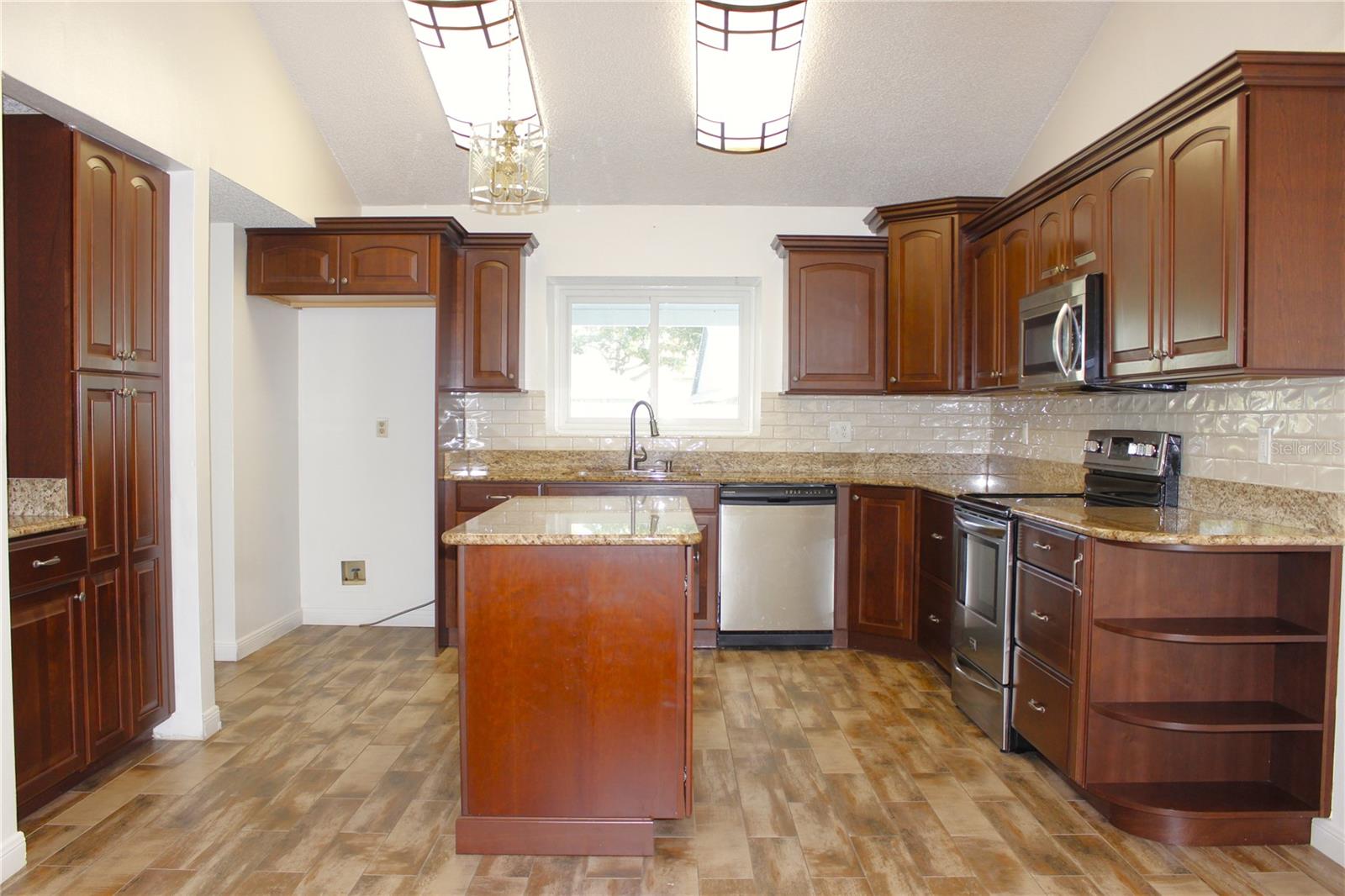 1913 FIRETHORN COURT