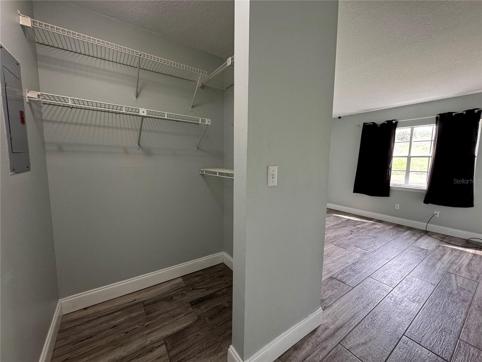 RIVERSIDE CONDO DEBARY - Residential