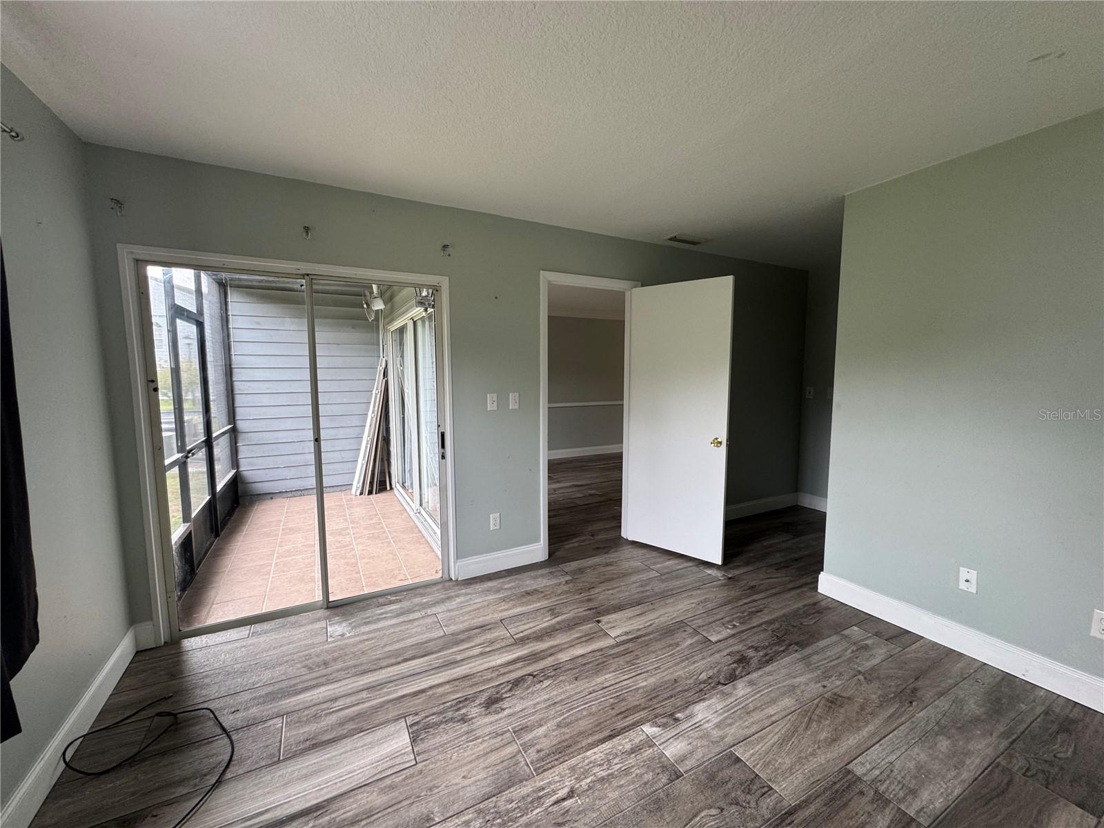 RIVERSIDE CONDO DEBARY - Residential