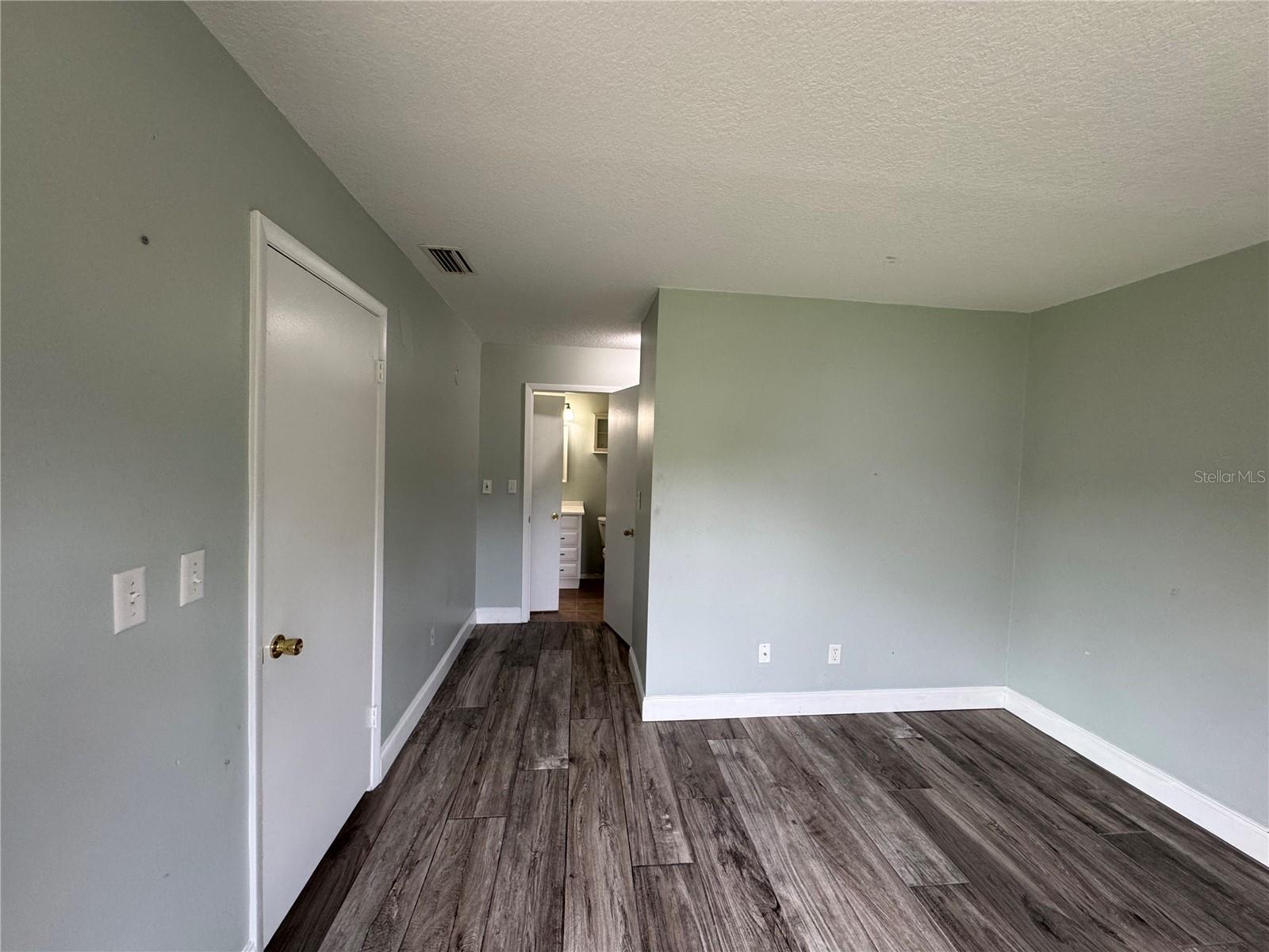 RIVERSIDE CONDO DEBARY - Residential