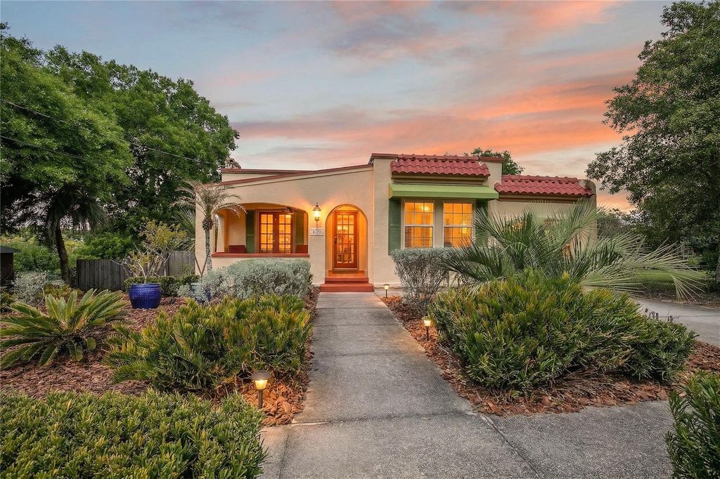 Photo of 809 Poinsettia Drive, Eustis, FL 32726 (MLS # O6389636)