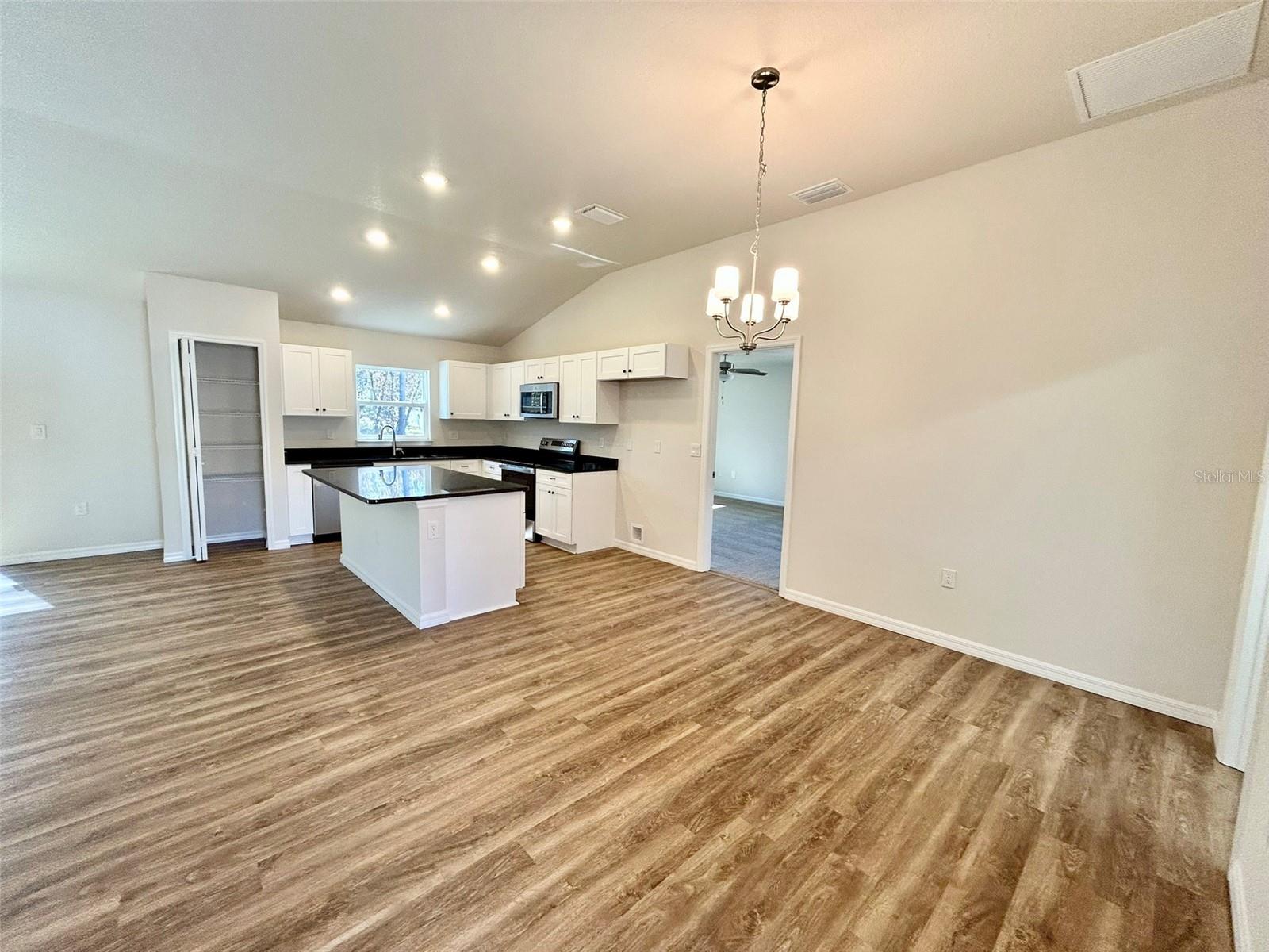 1586 W GAINSBORO LANE