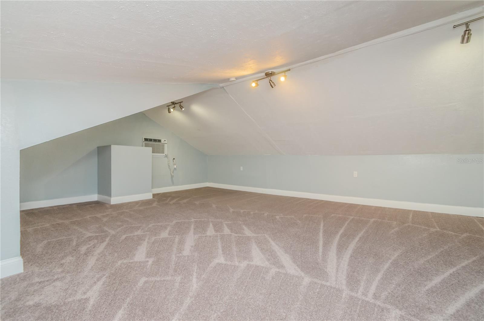 ST PETERSBURG INVESTMENT CO SUB - Residential Lease