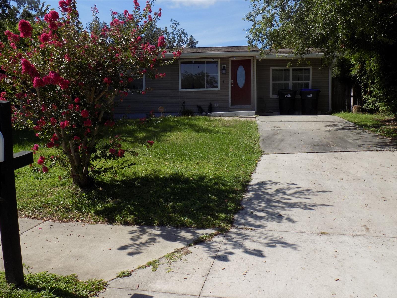 THIS 3 BEDROOM, 2 BATH HOME IS LOCATED ON A DEADENED ST JUST OFF FAIRBANKS. THE HOME HAS A DETACHED BUILDING AT THE BACK OF THE PROPERTY. THUS GIVING ADDITIONAL SPACE FOR STORAGE OR WORK SHOP. THE SIZE OF THIS LOT IS ALMOST UMHEARED OF THIS CLOSE TO TOWN. THIS COULD BE A GOOD RENTAL PROPERTY FOR AN INVESTOR OR A STARTER HOME FOR A FAMILY.