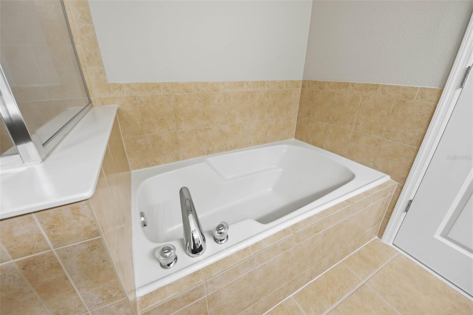 ARTISAN CLUB CONDO PH 4 - Residential