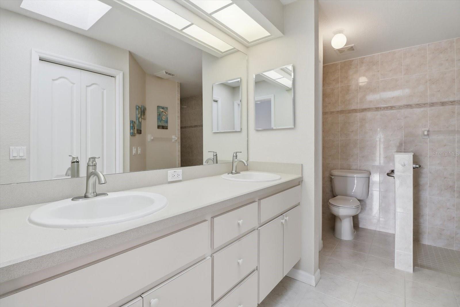 THE PALMS SEVEN HILLS - Residential