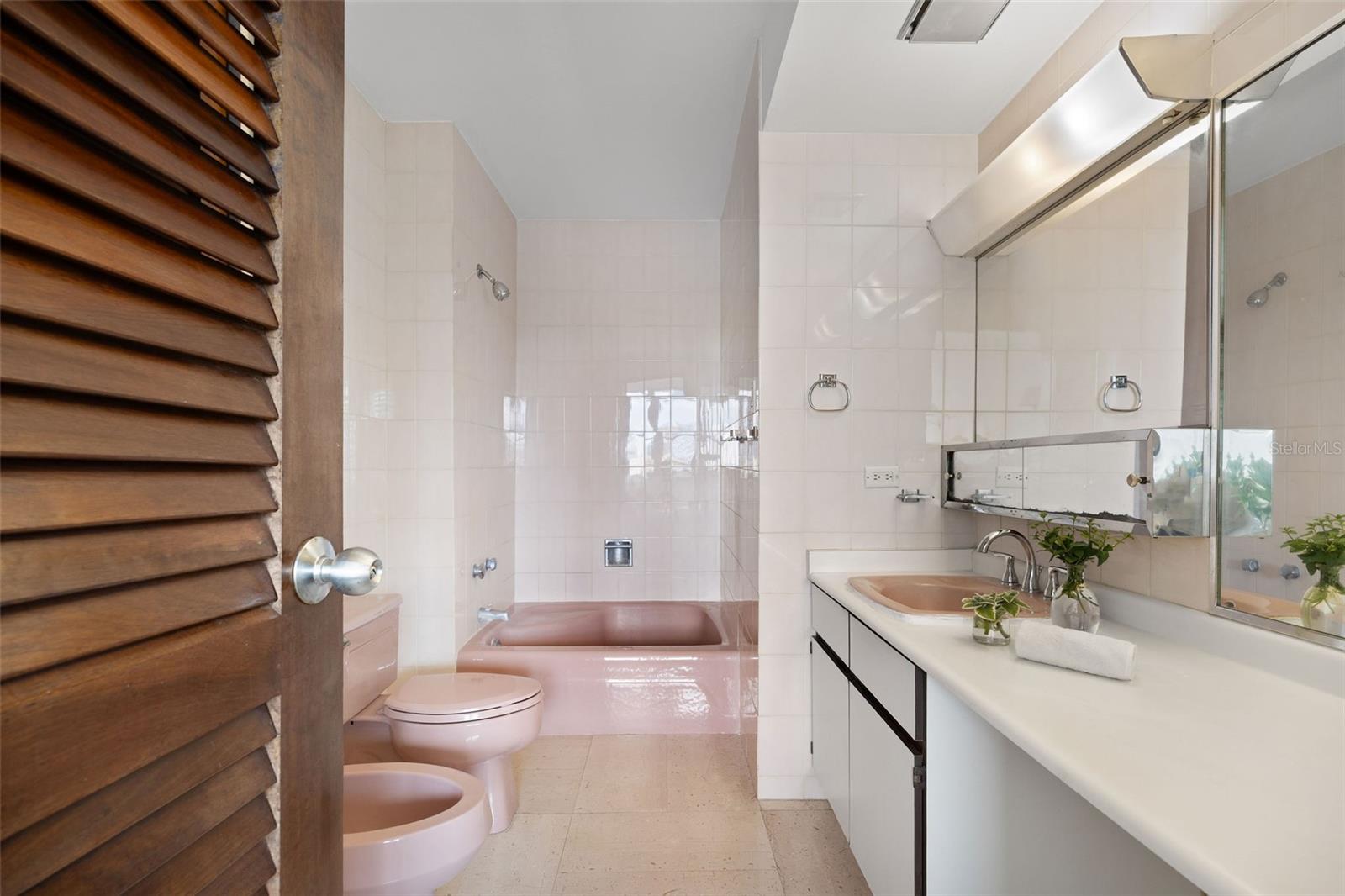 LE RIVAGE COND - Residential