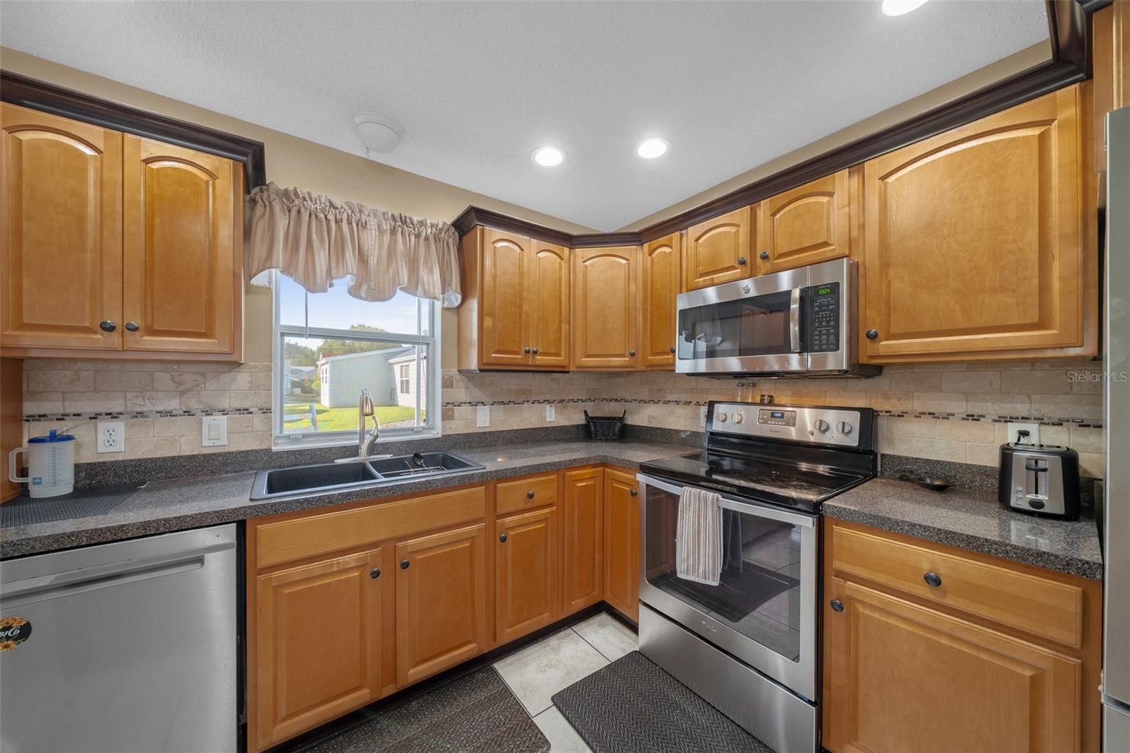 LADY LAKE ORANGE BLOSSOM GARDENS UNIT 16 - Residential
