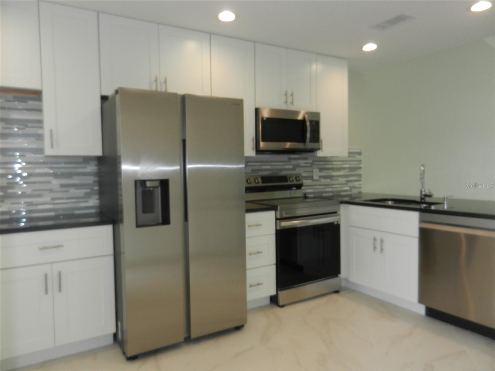 HIDDEN LAKE VILLAS - Residential Lease