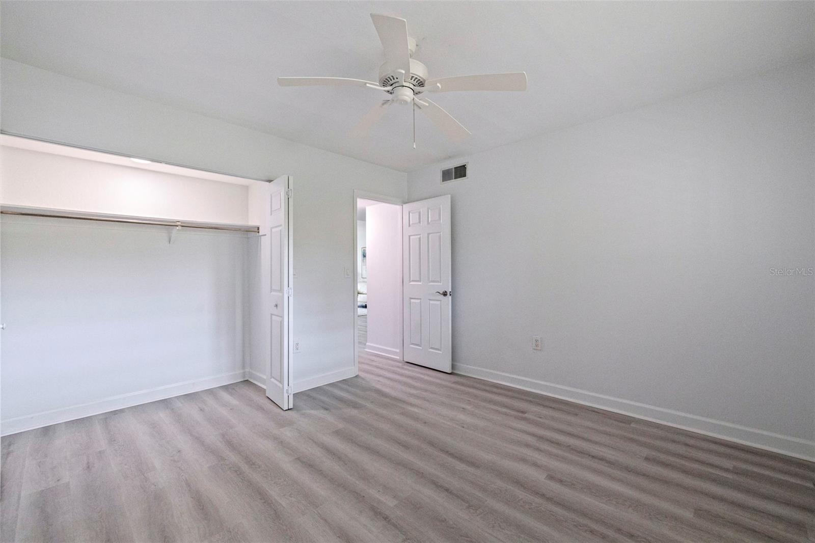 LAKE OVERLOOK APTS - Residential