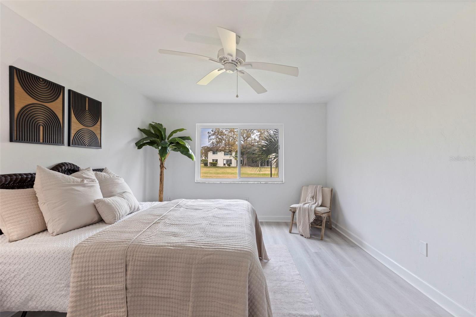 LAKE OVERLOOK APTS - Residential