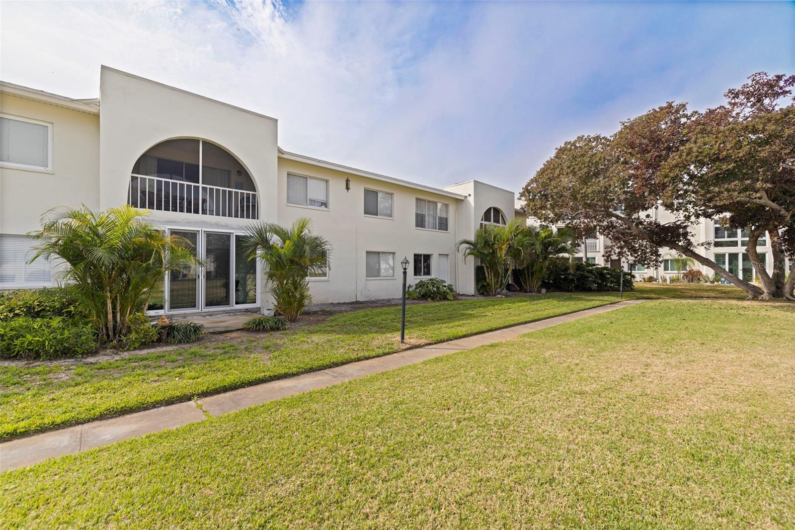 LAKE OVERLOOK APTS - Residential