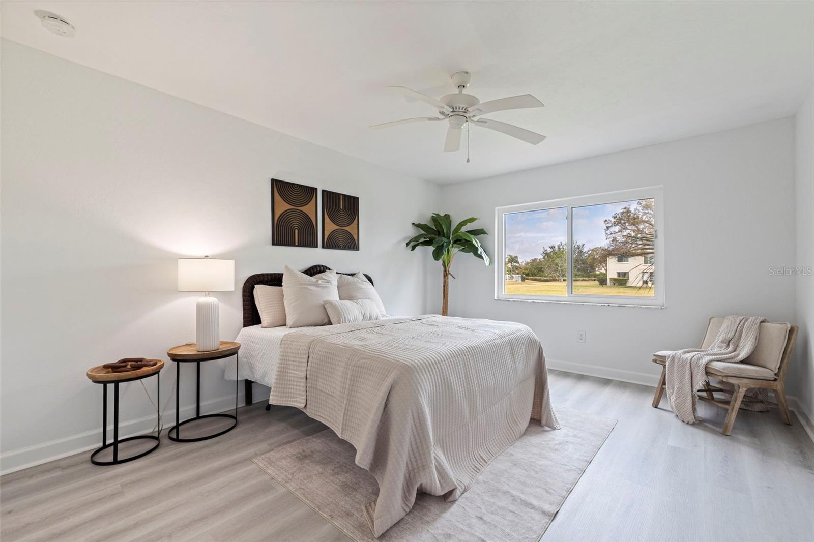 LAKE OVERLOOK APTS - Residential