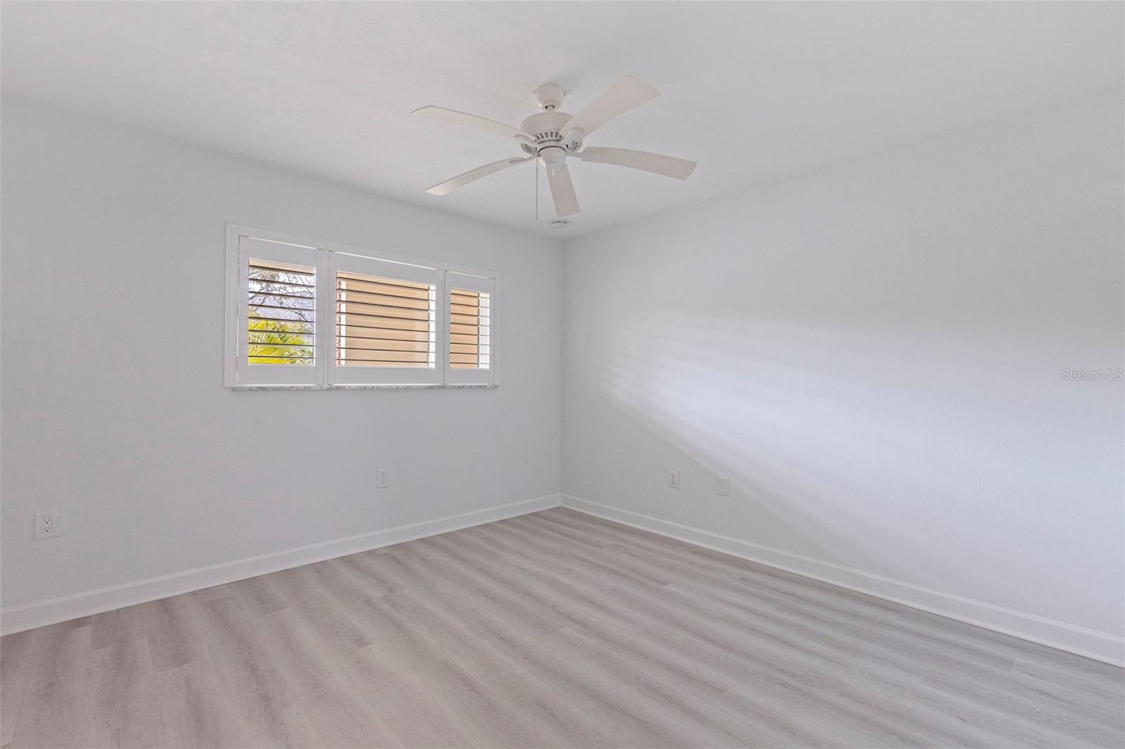 LAKE OVERLOOK APTS - Residential