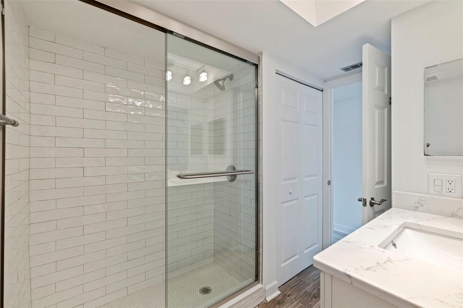 LAKE OVERLOOK APTS - Residential