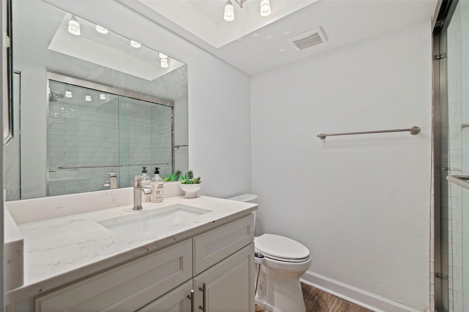 LAKE OVERLOOK APTS - Residential