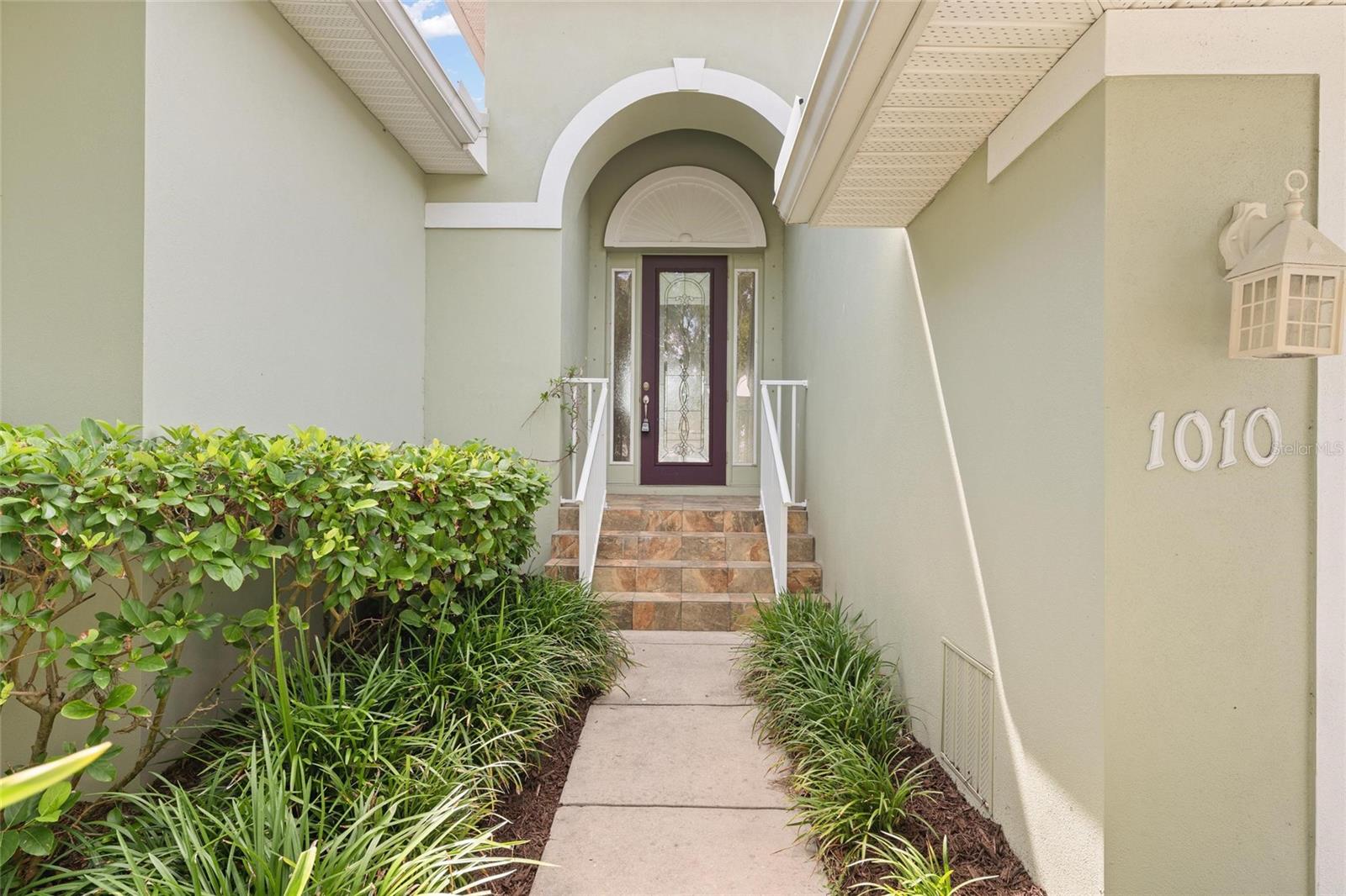 1010 TEAL POINTE