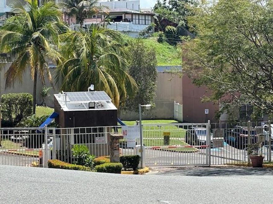 Beautiful and spacious Penthouse-style apartment located on the fourth floor (no elevator), ideal for those seeking privacy and comfort. The property features 3 generously sized bedrooms, 2 full bathrooms, and a private terrace on the second level of the apartment, perfect for relaxing or entertaining. Includes 2 assigned parking spaces.

The complex offers excellent amenities, including a swimming pool, controlled access, and 24/7 security, providing peace of mind and a secure living environment. An outstanding rental opportunity in one of the most convenient areas of Guaynabo.