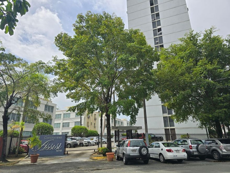 Apartment has 3 bedrooms and 2 bathrooms, a corner unit, with only four apartments in each floor. It includes a spectacular balcony, laundry area, incredible ventilation and an assigned indoor parking space.
The Assisi Condominium, located on Luis Vigoreaux Avenue in Guaynabo, is an excellent residential option due to its central location and proximity to various facilities. This complex is located a few steps from WAPA TV, Coliseo de Puerto Rico Jose Miguel Agrelot, the San Patricio Plaza shopping center, offering easy access to Highway #2 and the Martinez Nadal Expressway, Kennedy Avenue, Metro Office Park, Buchanan, the Torrimar Urban Train station. In addition, it is close to Schools, Restaurants, Medical Offices, Pharmacies and many more amenities.
Building with access control and has green areas.