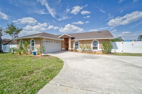 A home in PLANT CITY