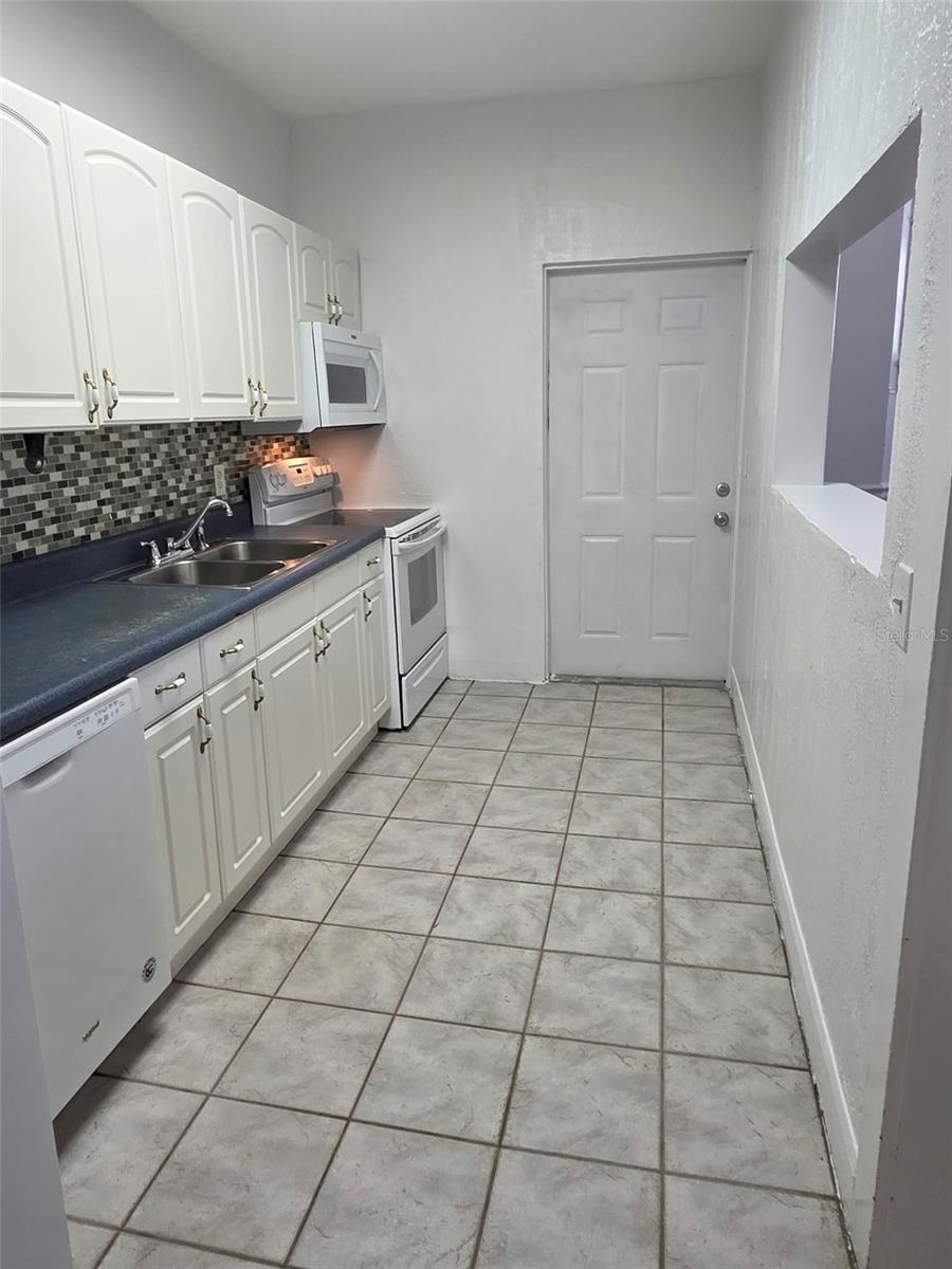 1752 4TH STREET Front