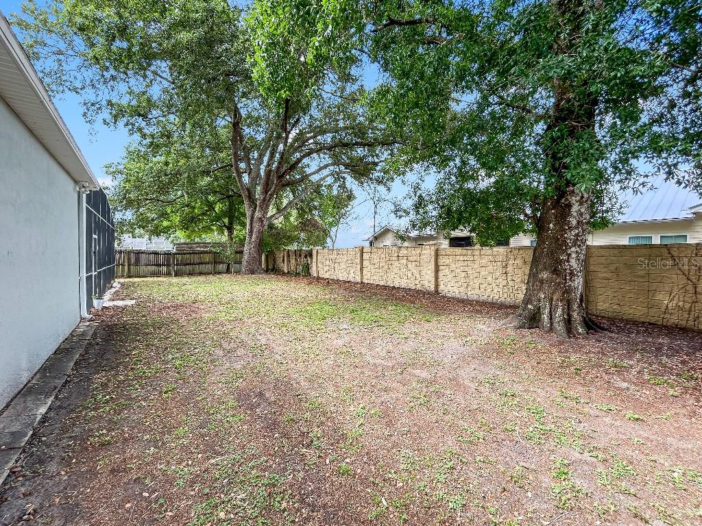 WHISPERING OAKS - Residential