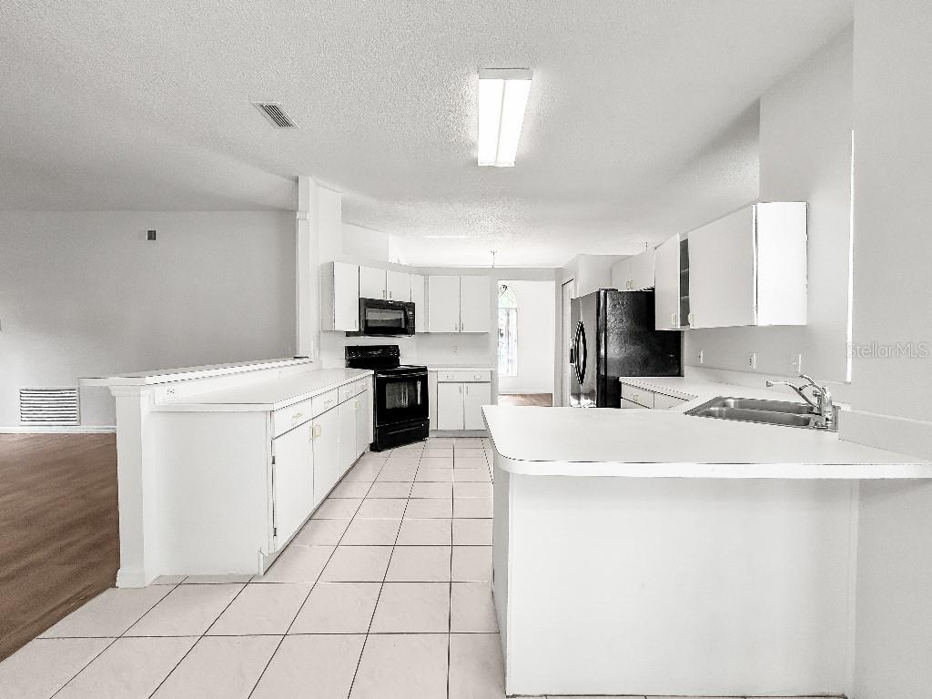 WHISPERING OAKS - Residential