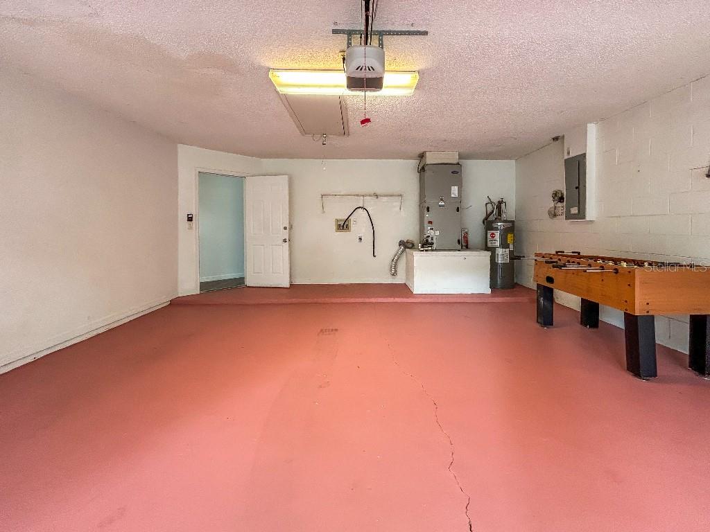 WHISPERING OAKS - Residential