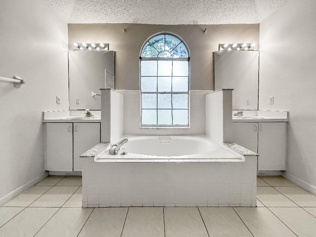 WHISPERING OAKS - Residential