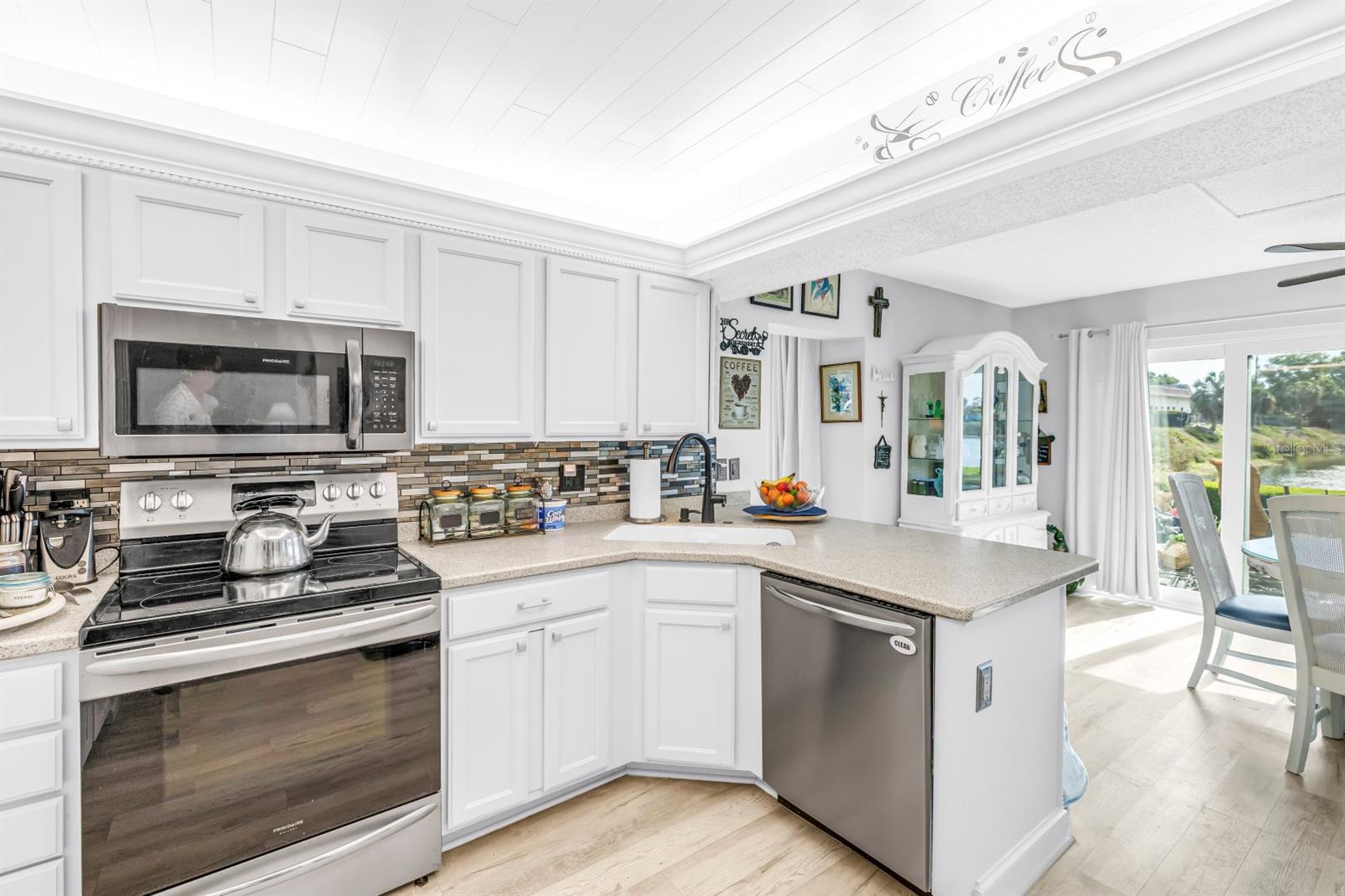 PENTHOUSE GROVES - Residential