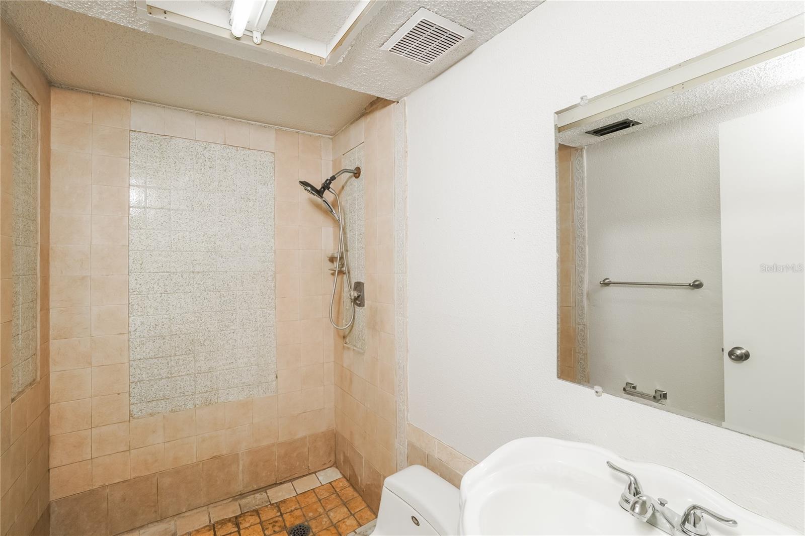 RIDGE CREST GARDENS ADD 03 - Residential Lease