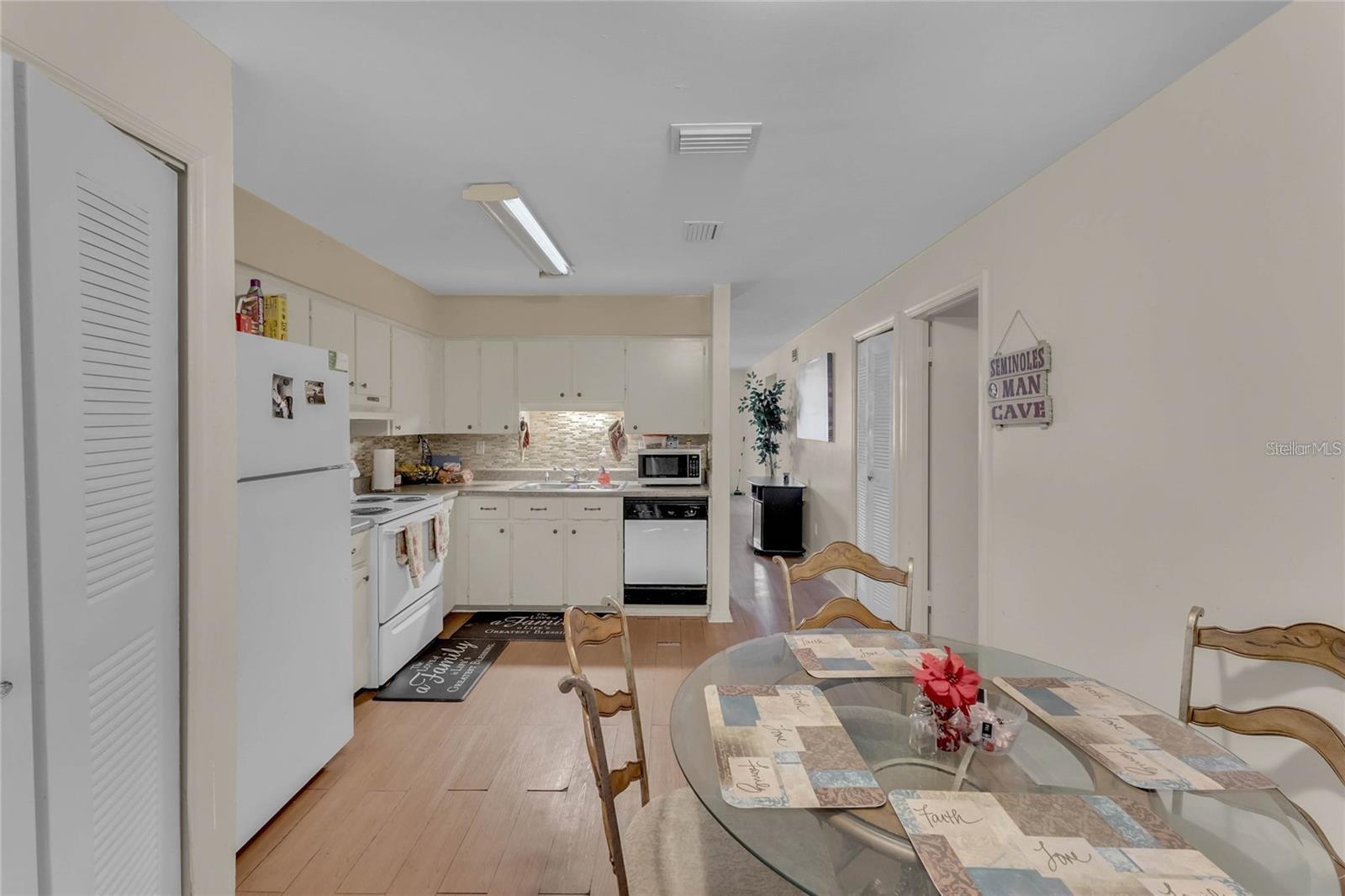 NORTH LAWNE VILLAS - Residential Lease