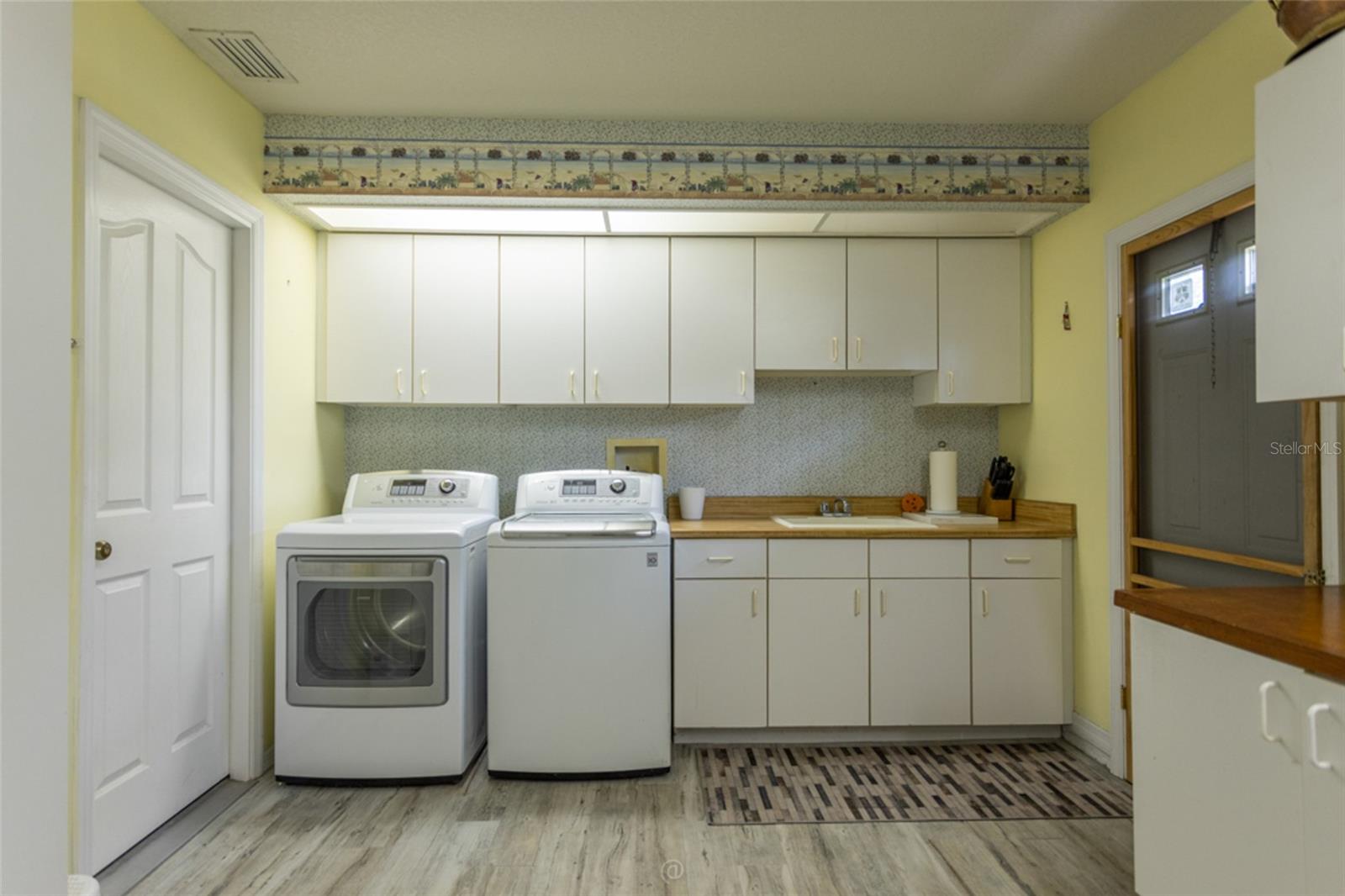 EASTHAMPTON - Residential